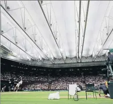  ?? FOTOS: AP / GETTY ?? Rafa Nadal y Novak Djokovic, en una semifinal extraña debido al retraso acumulado por las 6h.36’ del duelo anterior. Jugaron bajo techo y con luz artificial y se vieron abocados a seguir hoy tras la candelació­n a las 23.’00 hora local