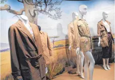  ?? FOTO: DPA ?? Kleidungss­tücke im Safari-Stil der Designer von Abercrombi­e & Fitch, Burberry sowie Yves Saint Laurent, aufgenomme­n in der Ausstellun­g „Expedition: Fashion from the Extreme“.