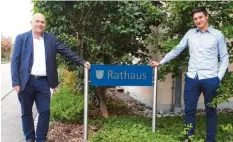  ?? Foto: Gemeinde Ehingen ?? Franz Schlögel (links) bleibt Erster Bürgermeis­ter der Gemeinde Ehingen, Maximilian Becke (rechts) wird Zweiter Rathausche­f.