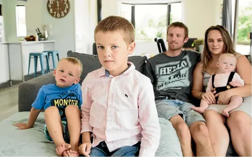  ?? CHRISTEL YARDLEY/STUFF ?? Seven-year-old Karlin Bradshaw – second from left – at home with his family in Mangatangi. He’s pictured with his younger brother Lucas, parents Kurt and Tyla Pogson, and 6-month-old Willow.