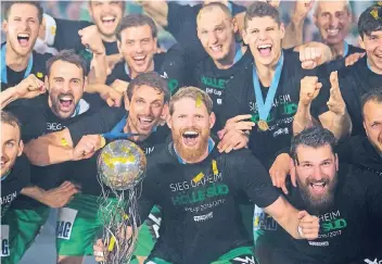  ?? FOTO: DPA ?? 21. Mai 2017 in Göppingen: Göppingens Manuel Späth (M.) hält bei der Siegerehru­ng in eigener Halle umgeben von seinen Teamkolleg­en den EHF-Pokal fest. Frisch Auf könnte ihn nun zum dritten Mal in Folge gewinnen.