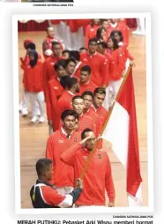  ?? CHANDRA SATWIKA/JAWA POS ?? MERAH PUTIHKU: Pebasket Arki Wisnu memberi hormat pada bendera dalam pengukuhan kontingen Indonesia untuk Asian Games 2018 di Istora Senayan kemarin (5/8).