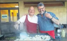  ??  ?? Après une journée de visite, un petit tour en cuisine pour les deux présidents Pierre Vera & Thomas Zimmer (initié aux joies de la plancha) !