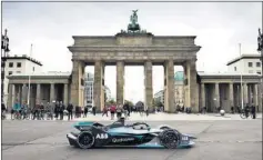  ??  ?? ESTRENO. Rosberg pilotará el coche del próximo curso en Berlín.