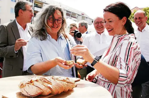  ?? FOTO: FABIAN KLAUS ?? Brot und Salz: Heike Werner (links) und Anja Siegesmund gestern in Sömmerda.