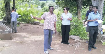  ?? Charles Chambers ?? Minister for Local Government, Urban Developmen­t, Housing and Environmen­t Parveen Kumar Bala with Ba Town Council officials and consultant­s at Tauvegaveg­a on November 13, 2017. Photo: