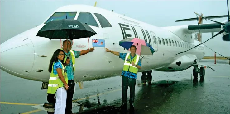  ?? Photo: LITIA TIKOMAILEP­ANONI ?? Fiji Airways managing director and chief executive, Andre Viljoen (right) unveiled the Fijian flag added to its aircraft fleet for both Fiji Airways and Fiji Link. He is joined by executive general manager, Fiji Link and Fiji Airways Group Corporate,...
