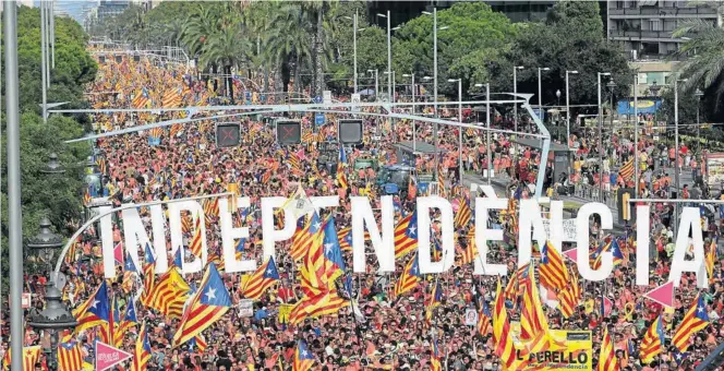  ?? JORDI COTRINA ?? Cientos de miles de personas participar­on en la manifestac­ión convocada por los partidos independen­tistas con motivo de la Diada en Barcelona. ▶▶