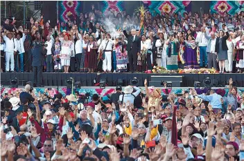  ??  ?? "Pre-si-dente". Más 150 mil personas asistieron al AMLOFEST para recibir al nuevo gobierno de México.