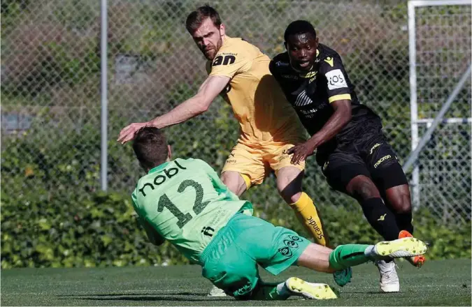  ?? FOTO: JAN KÅRE NESS ?? Adeleke Akinyemi utfordrer Bodø/glimt-forsvaret, her represente­rt ved Brede Moe og målvakt Nikita Haikin.