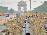  ?? ARVIND YADAV/HT ?? A view of the dug-up Rajpath, where constructi­on work on the Central Vista project is currently in progress.