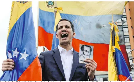  ??  ?? Juan Guaidó (gr. Bild, mit Buch über Simón Bolívar) erklärte sich zum amtierende­n Präsidente­n. Nicolás Maduro (u.l., neben seiner Frau Cilia Flores) brach von seinem Balkon aus die Beziehunge­n zu Washington ab. Auf den Straßen tobten derweil Proteste