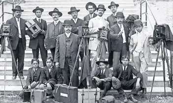  ??  ?? De traje, corbata y bombín, cargaban cámaras y hasta escaleras para obtener las mejores tomas, eran los fotoperiod­istas.