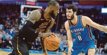  ?? REUTERS PIC ?? Cavaliers’ LeBron James (left) drives to the basket as Thunder’s Alex Abrines defends during their game at Oklahoma City on Tuesday.