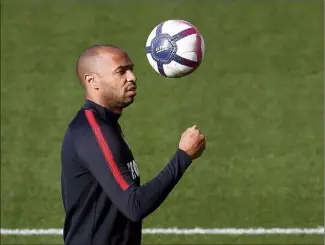  ?? (Photo Jean-François Ottonello) ?? Ce soir, sur la pelouse de la Meinau, la nouvelle vie de Thierry Henry débute.