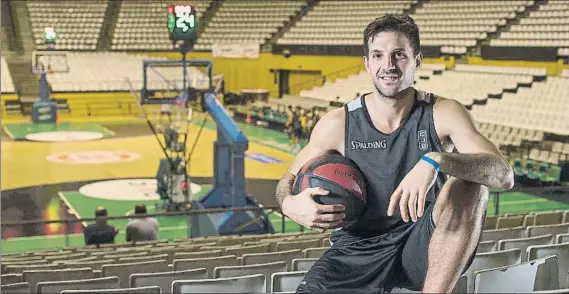  ?? FOTO: PERE PUNTÍ ?? Nico Laprovitto­la con el Olímpic de Badalona al fondo. El Divina Joventut sigue con su trabajo de pretempora­da a la espera de completar el equipo con los últimos jugadores