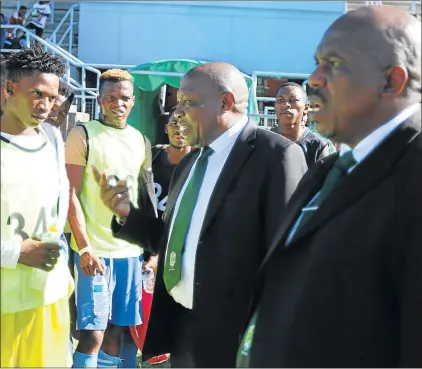 ?? Picture: MICHAEL PINYANA ?? SCOUTS HONOUR: Coach Shakes Mashaba, centre, with fellow coach Khabo Zondo, speaking to a group of players during the Ke Yona trials held at the Sisa Dukashe Stadium in Mdantsane