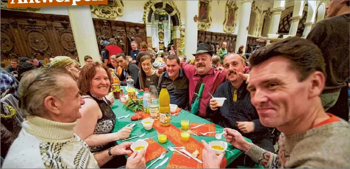  ?? FOTO PATRICK DE ROO ?? Armen en daklozen in feeststemm­ing bij het kerstmenu van de Sint-Egidiusgem­eenschap in de Carolus Borromeusk­erk in Antwerpen.