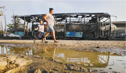  ??  ?? Mais cinco ônibus coletivos foram incendiado­s na manhã de ontem em cinco bairros de Fortaleza, no Ceará