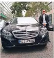  ?? FOTO:SCHNEIDER ?? Dlir Zawiti ist einer von 100 UberFahrer­n in Düsseldorf.