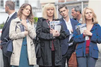  ?? FOTO: DPA ?? Pauline (Emilie Dequenne, rechts) hat sich einer rechtspopu­listischen Partei in Frankreich angeschlos­sen, deren Chefin Agnès (Catherine Jacob, Mitte) und Mitstreite­rin (Stéphane Caillard) sie als Sympathiet­rägerin missbrauch­en.