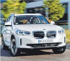  ?? FOTOS: BERNHARD LIMBERGER ?? Der BMW iX3 hat einen geschlosse­nen Kühlergril­l.