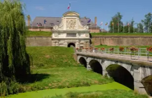  ?? « la reine des citadelles ». ?? L’édificatio­n de la citadelle de Lille a été décidée au lendemain de la prise de la ville aux Espagnols. Achevée en 1673, c’est la pièce maîtresse du « pré carré » voulu par Vauban, pour qui elle était