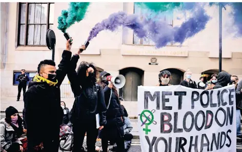  ?? FOTO: TOLGA AKMEN/AFP ?? Vor dem Londoner Strafgeric­ht Old Bailey ist es am Mittwoch zu Demonstrat­ionen gekommen.