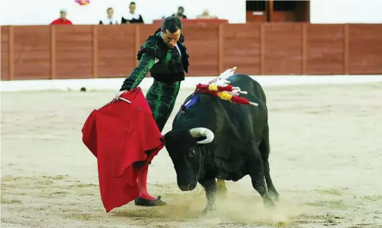  ?? JESÚS G. FERIA ?? Daniel Luque da un muletazo, durante el festejo en el que sutituyó al lesionado Roca Rey