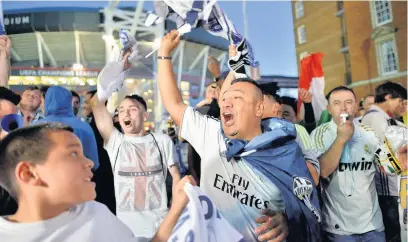  ?? Richard Swingler ?? > Real Madrid fans celebrate outside the stadium after winning 4-1 against Juventus