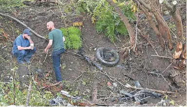  ?? LORI VAN BUREN/AFP/GETTY IMAGES ?? Distraught family members on Sunday visit the scene of an accident in Schoharie, N.Y., that killed 20 people a day earlier.