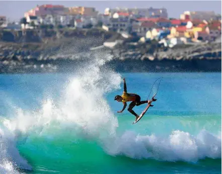  ?? Francisco Leong - 20.out.18/AFP ?? Gabriel Medina na décima etapa do Mundial de surfe, em Portugal