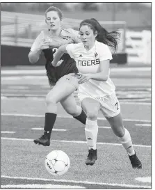  ?? NWA Democrat-Gazette/BEN GOFF • @NWABENGOFF ?? Angelina Diaz (7) of Bentonvill­e and Katilyn Collins of Springdale Har-Ber chase the ball Tuesday during the match at Wildcat Stadium in Springdale.
