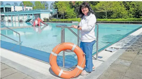  ?? FOTO: BECKERBRED­EL ?? Der Riegelsber­ger Hallen- und Bäderbetri­eb hofft darauf, dass die Temperatur­en endlich ansteigen und den Besuch des Freibades wieder attraktiv machen. Im Bild: Schwimmmei­sterin Sylvia Hendle.