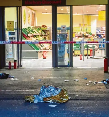  ?? Foto: Peter Fastl (Archivbild) ?? In einer Netto‰Filiale am Königsplat­z in Augsburg ist im Juni ein Polizeiein­satz eskaliert. Die Polizei schoss auf einen mut‰ maßlichen Ladendieb. Bald soll der Prozess gegen den Mann starten.