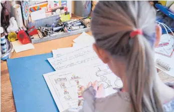  ?? FOTO: DPA/ANNETTE RIEDL ?? Übungsblät­ter für Zuhause gibt es in einer Woche, in der anderen dürfen die Kinder der Tuttlinger Grundschul­en in die Schule kommen – allerdings zunächst nur für ein paar Stunden.