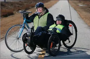  ?? THE CANADIAN PRESS/JOHN WOODS ?? Jill Oaks and her husband Rick Riewe are photograph­ed on a bike trail in Winnipeg on Wednesday. Riewe, an active senior biologist with Parkinson's, and Oaks, a university professor, are heading on a three-month long bike tour of a lifetime through...