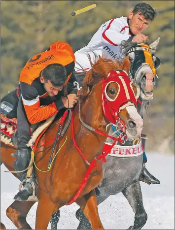  ??  ?? A rider throws the javelin during a game between the Comrades and the Experts sporting clubs in Erzurum, Turkey.