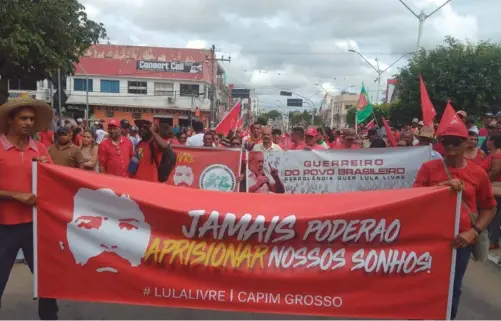  ??  ?? MARCHAS. Una toma de una de las manifestac­iones realizadas ayer por la libertad de Lula.