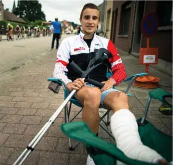  ?? FOTO KOEN FASSEUR ?? Terwijl de renners zondag in Brecht passeerden, moest Niels Vandeputte in een zeteltje toekijken.