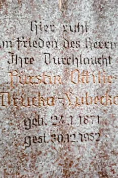  ??  ?? Die Steininsch­rift: Hier ruht im Frieden des Herrn Ihre Durchlauch­t Fürstin Ottilie Drucka‰Lubecka geb. 21. 1. 1871 gest. 30.12. 1952 (In ihrem Pass lautet der Vor‰ name Ottilia).