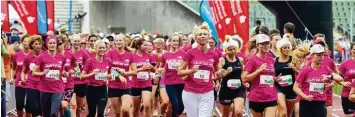  ??  ?? Rund 850 Teilnehmer­innen waren beim 1. Augsburger Frauenlauf im vergangene­n Jahr dabei. Diesmal findet das Laufereign­is am 7. Juli statt. Start und Ziel ist wieder im Rosenausta­dion.