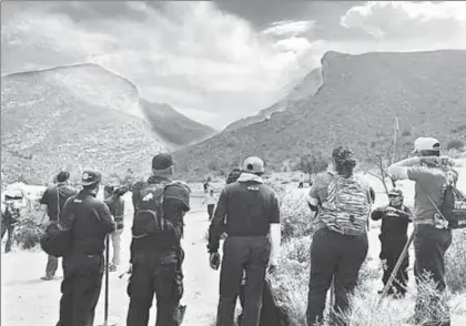  ??  ?? Brigadista­s de Protección Civil, de la Comisión Nacional Forestal, del Ejército Mexicano y de la Secretaría de Medio Ambiente de Coahuila combaten el incendio que se inició la tarde del domingo en el cañón San Lorenzo de la sierra Zapalinamé, zona...