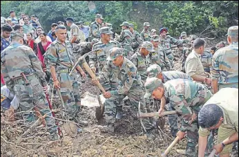  ?? BIRBAL SHARMA/HT ?? Armymen during a rescue operation at Kotrupi village on the ManaliPath­ankot highway in Mandi district on Sunday.
