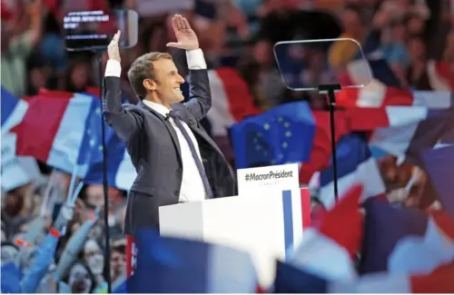  ??  ?? 法国总统大选于201­7年4月23日举行。图为2017年4月1­7日，在法国巴黎，总统候选人、“前进”运动主席伊曼纽尔·马克龙参加竞选活动。