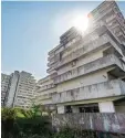  ??  ?? Fanal für das Scheitern des Staates: die Hochhäuser Le Vele in Scampia.