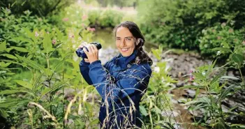  ??  ?? Biologin Elke Löpke, Leiterin der Station Haus Bürgel, erklärt,dass es natürlich sei, wenn die Auen-Landschaft manchmal austrockne­t. RP-Foto: Ralph Matzerath