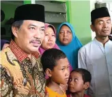  ?? MIFTAHUL FAHAMSYAH/JAWA POS ?? EMPATI: Wakil Bupati Sidoarjo Nur Ahmad Syaifuddin (kiri) saat mengunjung­i keluarga Nuchin di Tropodo, Waru, Sidoarjo.