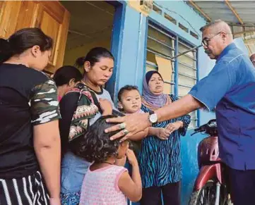  ??  ?? RAMLI mendengar permasalah­an masyarakat Orang Asli ketika berkempen di Kampung Terisu, Cameron Highlands.