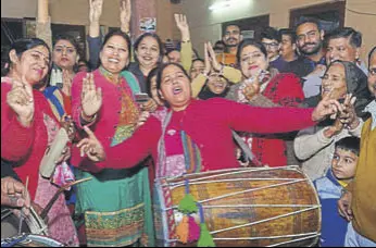  ?? HT PHOTO ?? Congress supporters celebratin­g MC poll victory in Jalandhar on Sunday.